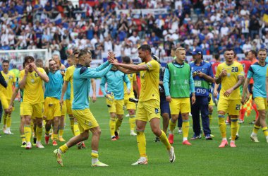 Düsseldorf, Almanya - 21 Haziran 2024: Ukraynalı oyuncular, Dusseldorf, Almanya 'da Dusseldorf Arena' da oynanan UEFA 2024 grup maçının galibiyetini kutladılar