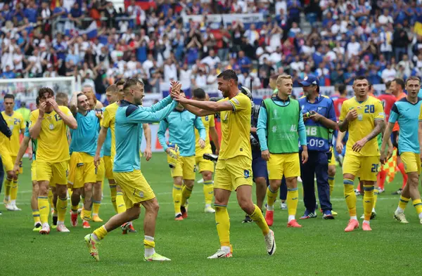 Düsseldorf, Almanya - 21 Haziran 2024: Ukraynalı oyuncular, Dusseldorf, Almanya 'da Dusseldorf Arena' da oynanan UEFA 2024 grup maçının galibiyetini kutladılar