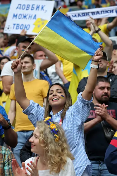 Düsseldorf, Almanya - 21 Haziran 2024: Ukraynalı destekçiler, Dusseldorf, Almanya 'daki Dusseldorf Arena' da oynanan UEFA 2024 grup safha karşılaşmasında desteklerini gösterdiler