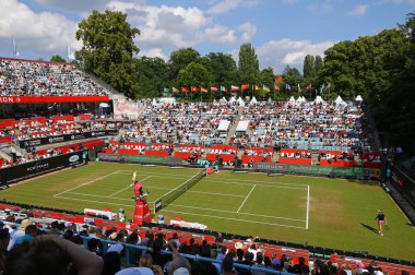 Berlin, Almanya - 22 Haziran 2024: WTA 500 Ecotran Bayanlar Açık Victoria Azarenka - Anna Kalinskaya maçı sırasında Berlin 'deki Rot Weiss Tenis Kulübü' nün Steffi Graf mahkemesinin panoramik görüntüsü