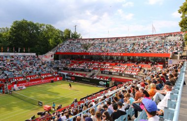 Berlin; Almanya - 22 Haziran 2024: WTA 500 Ecotran Bayanlar Açık Coco Gauff (ABD) Jessica Pegula (ABD) maçı sırasında Berlin 'deki Rot Weiss Tenis Kulübü' nün Steffi Graf mahkemesinin panoramik görüşü)
