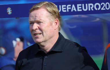 Berlin, Almanya - 25 Haziran 2024: Hollandalı teknik direktör Ronald Koeman UEFA EURO 2024 grup maçında Berlin, Almanya 'daki Olympiastadion' da Hollanda - Avusturya maçına bakıyor
