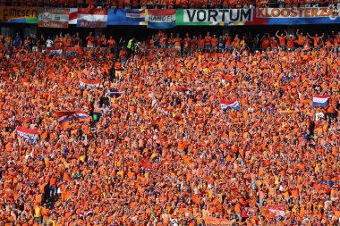 Berlin, Almanya - 25 Haziran 2024: Berlin 'deki Olympiastadion Tribünleri UEFA 2024 grup safhası Hollanda-Avusturya maçında turuncu Hollandalı taraftarlarla dolup taştı