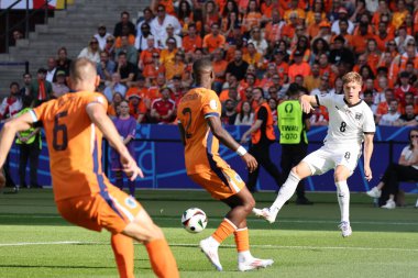 Berlin, Almanya - 25 Haziran 2024: Avusturyalı Alexander Prass (R, # 8), Almanya 'nın başkenti Berlin' deki Olympiastadion 'da oynanan UEFA EURO 2024 grup maçında topa vuruyor.