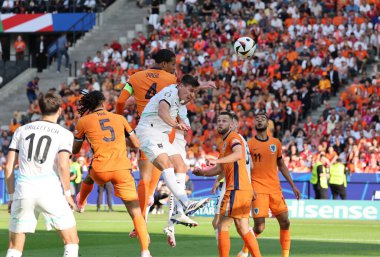 Berlin, Almanya - 25 Haziran 2024: Virgil van Dijk ve diğer Hollandalı oyuncular (Turuncu), Olympiastadion 'da oynanan UEFA EURO 2024 grup maçında Avusturyalı oyuncularla (Beyaz) bir top için mücadele ediyorlar.