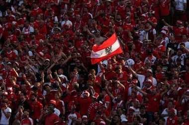 Berlin, Almanya - 25 Haziran 2024: Berlin 'deki Olympiastadion Tribünleri UEFA 2024 grup safhası Hollanda-Avusturya maçında Avusturyalı taraftarlarla dolup taştı. Avusturya bayrağı ortada