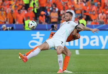 Berlin, Almanya - 25 Haziran 2024: Avusturyalı Marko Arnautoviç, UEFA EURO 2024 'teki Berlin Olimpiyat Stadyumu grup maçında Hollandalı Stefan De Vrij ile top için mücadele ediyor.