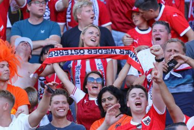 Berlin, Almanya - 25 Haziran 2024: Avusturyalı destekçiler, Almanya 'nın başkenti Berlin' deki Olympiastadion 'da oynanan UEFA EURO 2024 grup safha maçı sırasında desteklerini gösterdiler