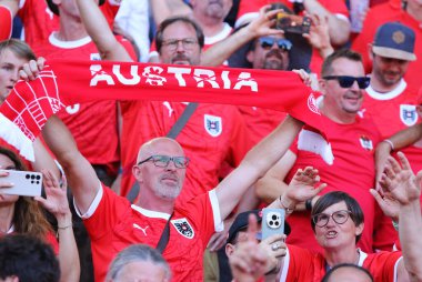 Berlin, Almanya - 25 Haziran 2024: Avusturyalı destekçiler, Almanya 'nın başkenti Berlin' deki Olympiastadion 'da oynanan UEFA EURO 2024 grup safha maçı sırasında desteklerini gösterdiler