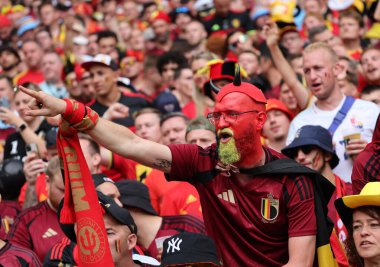 Stuttgart, Almanya - 26 Haziran 2024: Belçikalı destekçiler, Almanya 'nın Stuttgart kentindeki Stuttgart Arena' da oynanan UEFA 2024 grup safha karşılaşmasında desteklerini gösterdiler