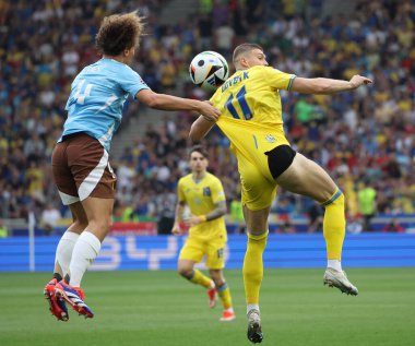 Stuttgart, Almanya - 26 Haziran 2024: Wout Faes of Belçika (L, # 4) Ukraynalı Artem Dovbyk (# 11) ile Stuttgart 'taki Stuttgart Arena' da oynanan UEFA EURO 2024 grup maçında top için mücadele eder.