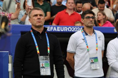 Stuttgart, Almanya - 26 Haziran 2024: Ukrayna teknik direktörü Serhiy Rebrov (L) ve asistanı Vicente Gomez, UEFA EURO 2024 grup safhasında Stuttgart Arena 'da oynanan Ukrayna v Belçika maçına bakıyorlar