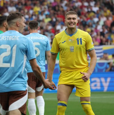 Stuttgart, Almanya - 26 Haziran 2024: Ukraynalı Artem Dovbyk (Sarı), UEFA EURO 2024 grup etap karşılaşması sırasında Stuttgart 'taki Stuttgart Arena' da oynanan Ukrayna v Belçika maçında gol atamadıktan sonra tepki gösterdi