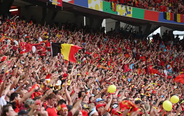 Stuttgart, Almanya - 26 Haziran 2024: Stuttgart 'taki Stuttgart Arena Tribünleri, UEFA EURO 2024 grup etap maçı sırasında Belçika' yı destekleyenlerle dolu