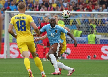 Stuttgart, Almanya - 26 Haziran 2024: Belçikalı Romelu Lukaku (# 10) Ukraynalı Oleksandr Svatok (# 3) ile Stuttgart 'taki Stuttgart Arena' da oynanan UEFA EURO 2024 grup maçında top için mücadele ediyor.