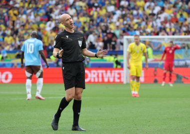 Stuttgart, Almanya - 26 Haziran 2024: Hakem Anthony Taylor (ENG) UEFA EURO 2024 grup etap maçı sırasında Stuttgart, Almanya 'daki Stuttgart Arena' da Ukrayna v Belçika
