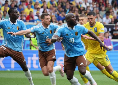 Stuttgart, Almanya - 26 Haziran 2024: Belçika (Mavi: Onana, Vertonghen, Lukaku) Ukraynalı oyuncularla (Dovbyk, Yaremchuk) UEFA EURO 2024 grup maçında top için mücadele etti.