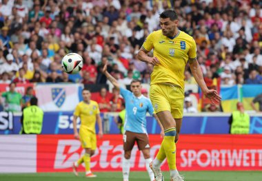 Stuttgart, Almanya - 26 Haziran 2024: Ukraynalı Roman Yaremchuk, Almanya 'nın Stuttgart kentindeki Stuttgart Arena' da oynanan UEFA EURO 2024 grup maçında topa vuruyor