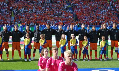 Berlin, Almanya - 25 Haziran 2024: Hollanda Milli Takımı oyuncuları, UEFA EURO 2024 grup oyunu öncesinde Almanya 'nın başkenti Berlin' de düzenlenen Olympiastadion 'da Hollanda-Avusturya maçında milli marşı dinlediler.