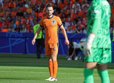 Berlin, Almanya - 25 Haziran 2024: Hollanda 'dan Stefan De Vrij (# 6) UEFA EURO 2024 grup safhasında Almanya' nın başkenti Berlin 'de düzenlenen Olimpiyat Stadyumu' nda Hollanda-Avusturya maçında görev aldı.