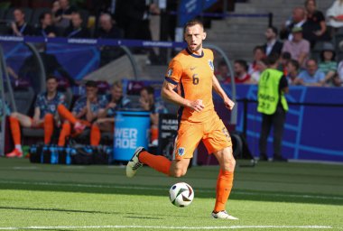 Berlin, Almanya - 25 Haziran 2024: Hollanda 'dan Stefan De Vrij (# 6) UEFA EURO 2024 grup safhasında Almanya' nın başkenti Berlin 'de düzenlenen Olimpiyat Stadyumu' nda Hollanda-Avusturya maçında görev aldı.