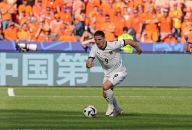 Berlin, Almanya - 25 Haziran 2024: Avusturyalı Marcel Sabitzer (# 9) UEFA EURO 2024 grup safhası maçı sırasında Almanya 'nın başkenti Berlin' de düzenlenen Olympiastadion 'da Hollanda-Avusturya maçında görev aldı.