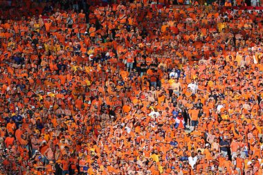 Berlin, Almanya - 25 Haziran 2024: Berlin 'deki Olympiastadion Tribünleri UEFA 2024 grup safhası Hollanda-Avusturya maçında turuncu Hollandalı taraftarlarla dolup taştı
