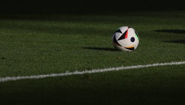 Berlin, Almanya - 25 Haziran 2024: UEFA 'nın UEFA EURO 2024 grup oyunu sırasında Berlin Olympiastadion sahasında oynanan Adidas FUSSBALLLIEBE (Adidas FUSSBALLLIEBE) resmi maç topu