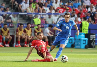 Berlin, Almanya - 29 Haziran 2024: İsviçreli Remo Freuler (L, # 8), Berlin 'deki Olympiastadion' da oynanan UEFA 2024 grup evre maçında İtalyan Federico Chiesa ile top için mücadele ediyor.