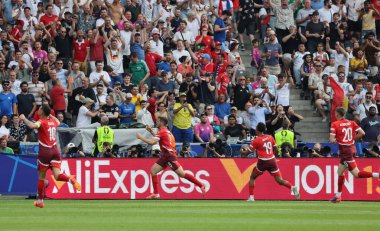 Berlin, Almanya - 29 Haziran 2024: İsviçreli oyuncular, Remo Freuler 'in UEFA EURO 2024 turunda attığı 16 maçlık İsviçre - İtalya maçında attığı golü Berlin Olimpiyat Stadyumu' nda kutladılar.