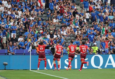 Berlin, Almanya - 29 Haziran 2024: İsviçreli oyuncular, Ruben Vargas 'ın Berlin' deki Olympiastadion 'da oynanan 16 maçlık UEFA 2024 Round karşılaşmasında gol atmasını kutluyor.