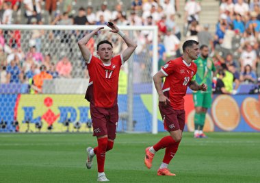 Berlin, Almanya - 29 Haziran 2024: İsviçreli Ruben Vargas (L), Berlin 'deki Olympiastadion' da oynanan 16 maçın UEFA EURO 2024 raundunda attığı golü kutladı.