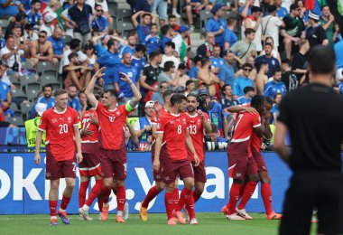 Berlin, Almanya - 29 Haziran 2024: İsviçreli oyuncular, Ruben Vargas 'ın Berlin' deki Olympiastadion 'da oynanan 16 maçlık UEFA 2024 Round karşılaşmasında gol atmasını kutluyor.