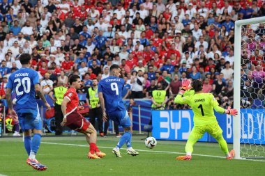 Berlin, Almanya - 29 Haziran 2024: İtalya 'dan Gianluca Scamacca (# 9), Almanya' nın başkenti Berlin 'deki Olympiastadion' da oynanan 16 maçlık 16..