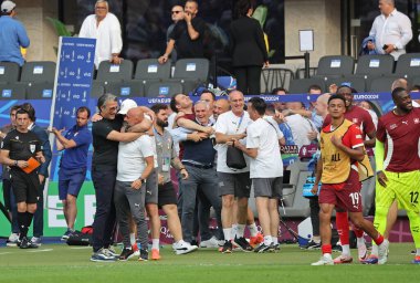 Berlin, Almanya - 29 Haziran 2024: İsviçreli oyuncular ve çalışanlar, Berlin 'deki Olympiastadion' da oynanan 16 maçlık İsviçre - İtalya maçının UEFA 2024 raundunun galibiyetini kutladılar