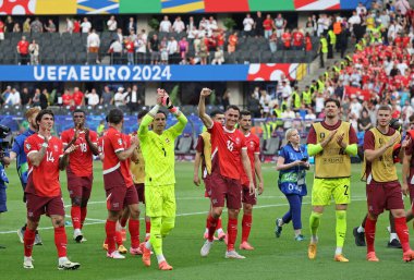 Berlin, Almanya - 29 Haziran 2024: İsviçreli oyuncular, Almanya 'nın başkenti Berlin' deki Olympiastadion 'da oynanan UEFA EURO 2024 grup maçından sonra taraftarlarına teşekkür ediyor.