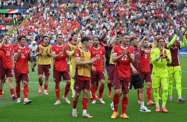 Berlin, Almanya - 29 Haziran 2024: İsviçreli oyuncular, Almanya 'nın başkenti Berlin' deki Olympiastadion 'da oynanan UEFA EURO 2024 grup maçından sonra taraftarlarına teşekkür ediyor.