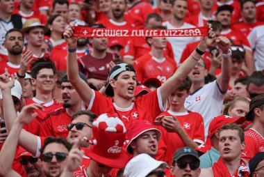 Berlin, Almanya - 29 Haziran 2024: İsviçreli taraftarlar Almanya 'nın başkenti Berlin' deki Olympiastadion 'da oynanan 16 maçlık İsviçre-İtalya maçının UEFA 2024 turunda desteklerini gösterdiler