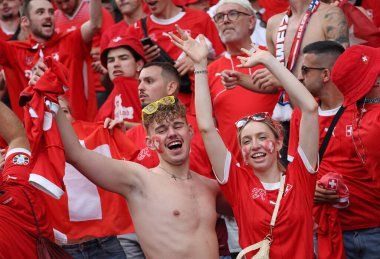 Berlin, Almanya - 29 Haziran 2024: İsviçreli taraftarlar Almanya 'nın başkenti Berlin' deki Olympiastadion 'da oynanan 16 maçlık İsviçre-İtalya maçının UEFA 2024 turunda desteklerini gösterdiler