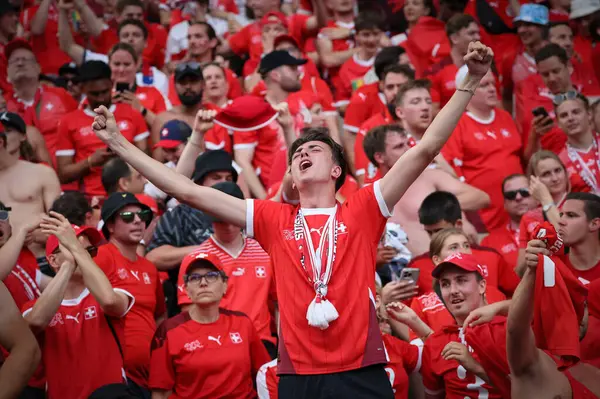 Berlin, Almanya - 29 Haziran 2024: İsviçreli taraftarlar Almanya 'nın başkenti Berlin' deki Olympiastadion 'da oynanan 16 maçlık İsviçre-İtalya maçının UEFA 2024 turunda desteklerini gösterdiler