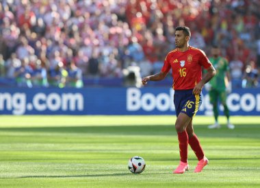 Berlin, Almanya - 15 Haziran 2024: İspanya 'dan Rodri, UEFA EURO 2024 grup eşleşmesi sırasında Almanya' nın başkenti Berlin 'deki Olympiastadion' da oynanan İspanya - Hırvatistan maçında topu kontrol ediyor