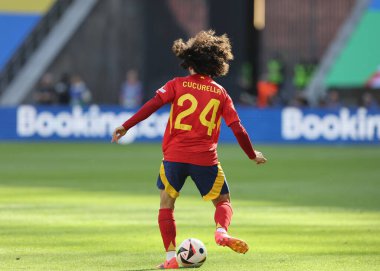 Berlin, Almanya - 15 Haziran 2024: İspanya 'dan Marc Cucurella, Almanya' nın başkenti Berlin 'deki Olympiastadion' da oynanan UEFA EURO 2024 grup maçında topu kontrol ediyor