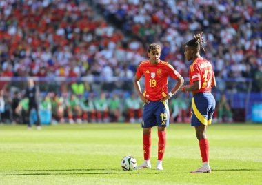 Berlin, Almanya - 15 Haziran 2024: Lamine Yamal (# 19) ve Nico Williams (# 17), Berlin 'deki Olympiastadion' da oynanan UEFA 2024 grup oyunu sırasında serbest atış yapmaya hazırlanıyorlar.
