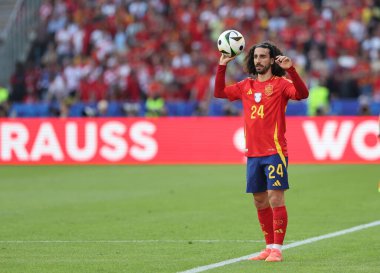 Berlin, Almanya - 15 Haziran 2024: İspanyalı Marc Cucurella, UEFA EURO 2024 grup maçında Almanya 'nın başkenti Berlin' de oynanan Olympiastadion 'da İspanya - Hırvatistan maçında top attı