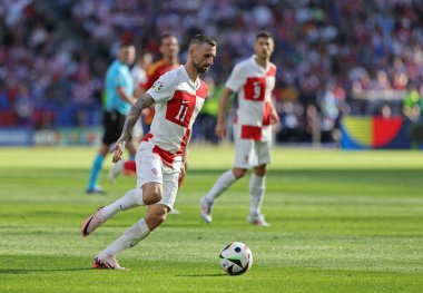 Berlin, Almanya - 15 Haziran 2024: Hırvat Marcelo Brozoviç, Almanya 'nın başkenti Berlin' deki Olympiastadion 'da oynanan UEFA EURO 2024 grup safha maçında topu kontrol ediyor