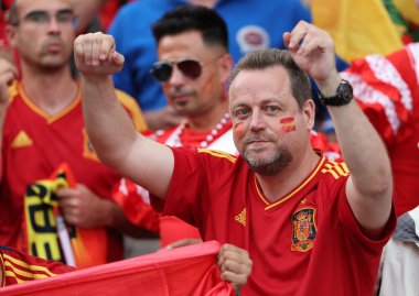 Berlin, Almanya - 15 Haziran 2024: İspanyol destekçiler UEFA EURO 2024 grup safhasında Almanya 'nın başkenti Berlin' deki Olympiastadion 'da oynanan İspanya - Hırvatistan maçında desteklerini gösterdiler ve zaferi kutladılar.