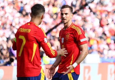 Berlin, Almanya - 15 Haziran 2024: Alvaro Morata (L) ve İspanya 'dan Fabian Ruiz, Ruiz' in UEFA 2024 grup etap maçında attığı golü kutluyorlar.