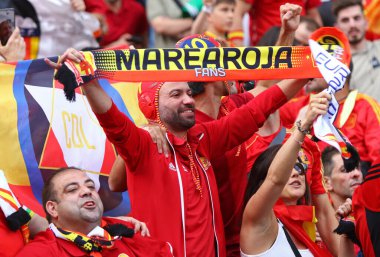 Berlin, Almanya - 15 Haziran 2024: İspanyol destekçiler UEFA EURO 2024 grup safhasında Almanya 'nın başkenti Berlin' deki Olympiastadion 'da oynanan İspanya - Hırvatistan maçında desteklerini gösterdiler ve zaferi kutladılar.