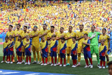 Münih, Almanya - 17 Haziran 2024: Romanya Milli Takımı Oyuncuları, UEFA EURO 2024 grup maçından önce Almanya 'nın Münih kentindeki Münih futbol sahasında Romanya-Ukrayna maçında milli marşı dinlediler