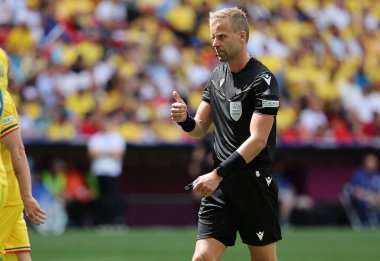 Münih, Almanya - 17 Haziran 2024: Hakem Glenn Nyberg (SWE), Almanya 'nın Münih kentindeki Münih futbol sahasında oynanan UEFA EURO 2024 grup maçında Romanya - Ukrayna maçını onayladı